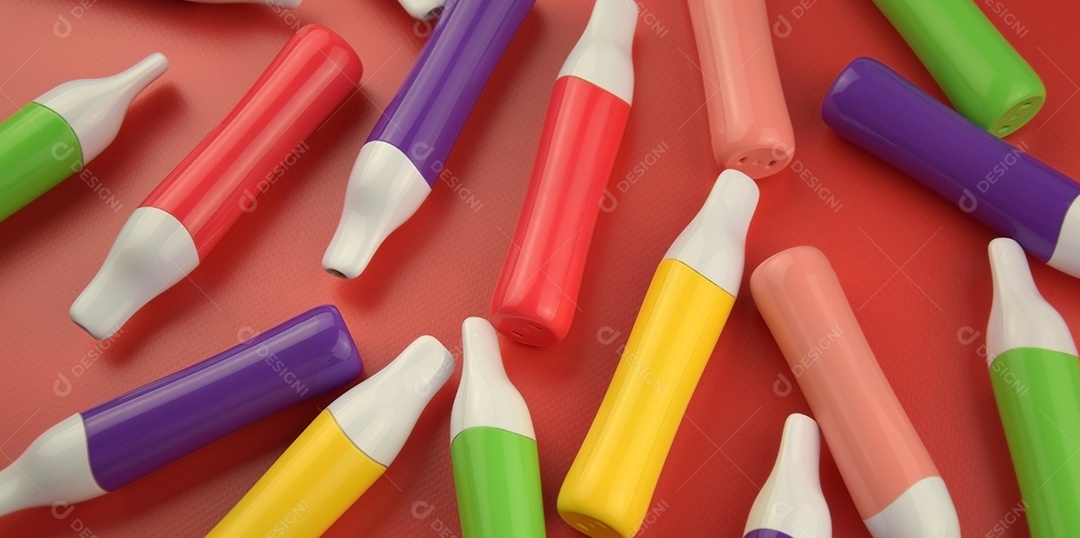 Cigarros eletrônico coloridos sobre fundo vermelho