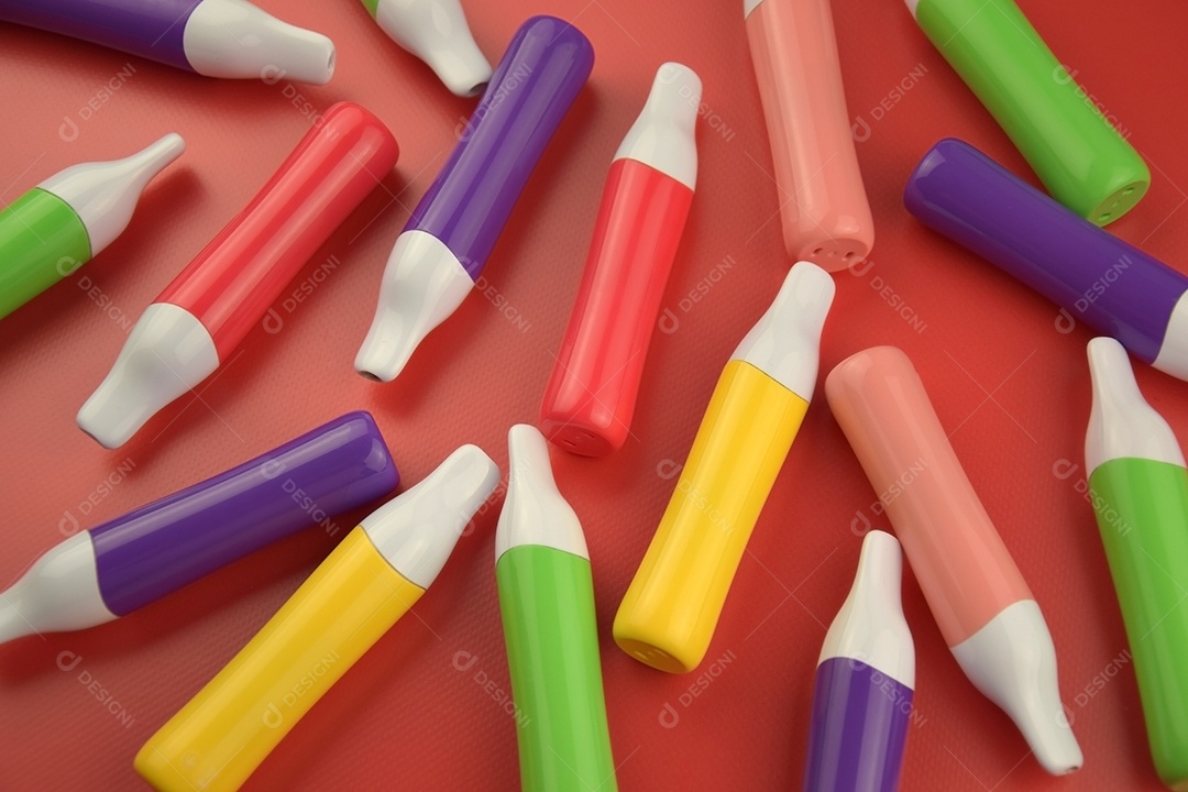 Cigarros eletrônico coloridos sobre fundo vermelho