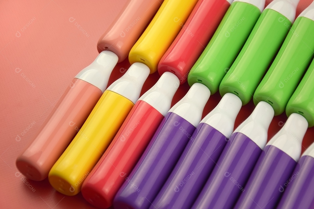 Cigarros eletrônico coloridos sobre fundo vermelho