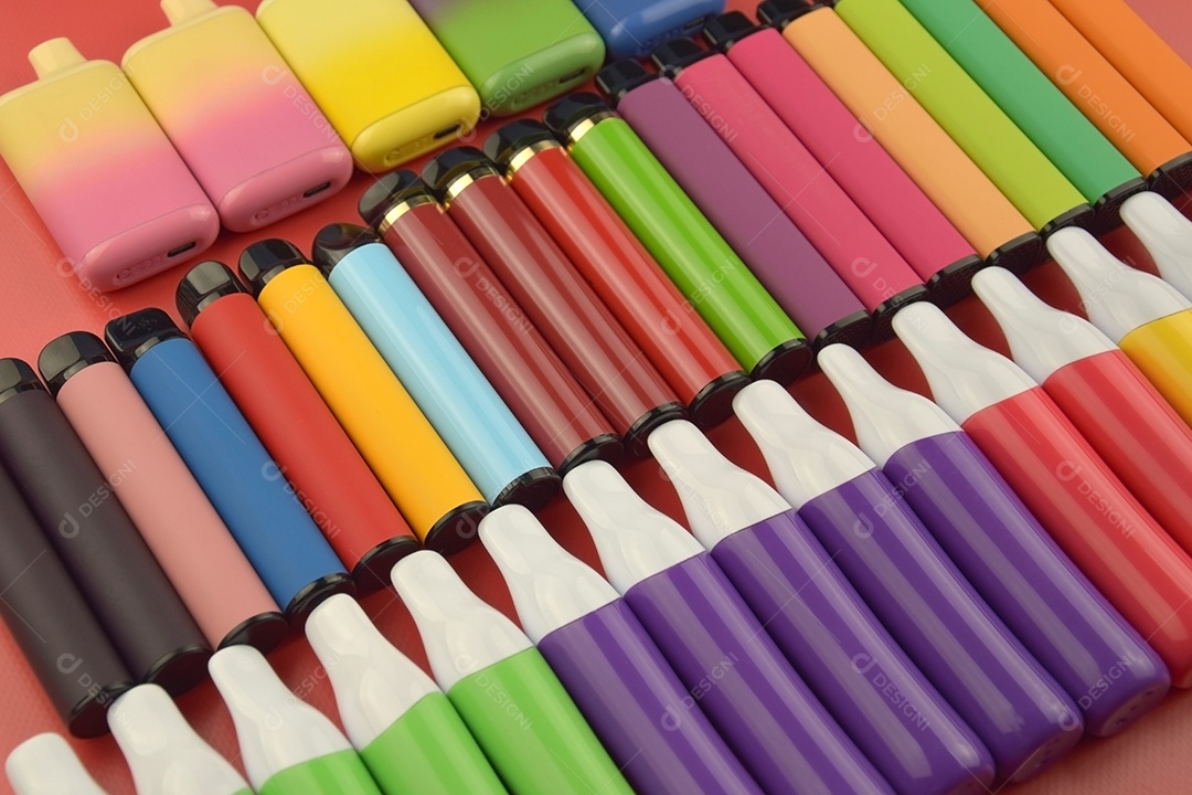 Vários cigarros eletrônicos descartáveis ​​multicoloridos