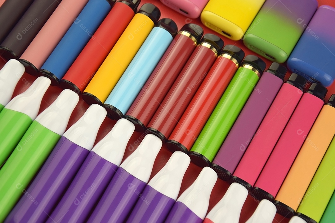 Vários cigarros eletrônicos descartáveis ​​multicoloridos