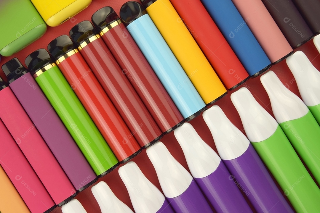 Vários cigarros eletrônicos descartáveis ​​multicoloridos