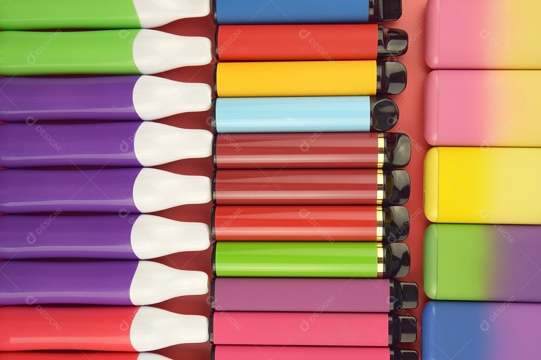 Vários cigarros eletrônicos descartáveis ​​multicoloridos