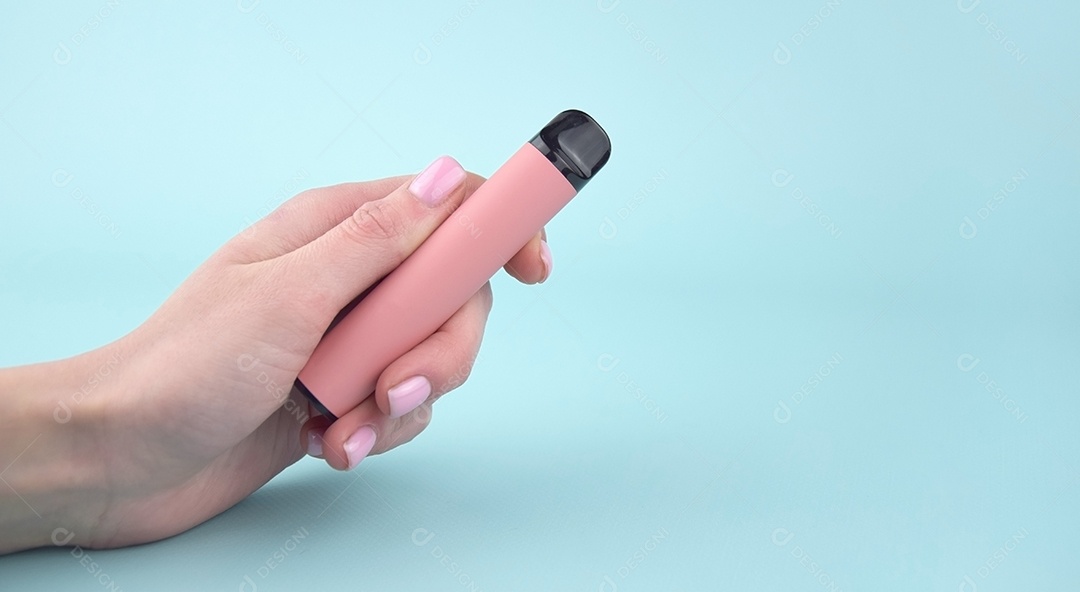 Cigarro eletrônico coloridos sobre fundo azul