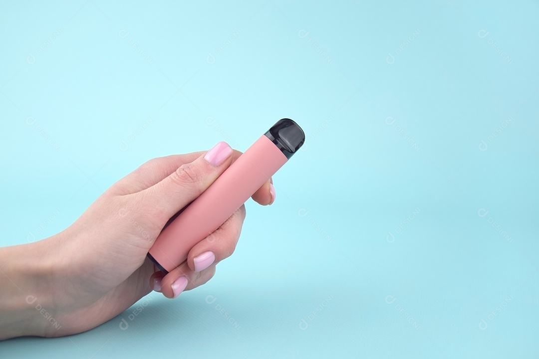 Cigarro eletrônico coloridos sobre fundo azul