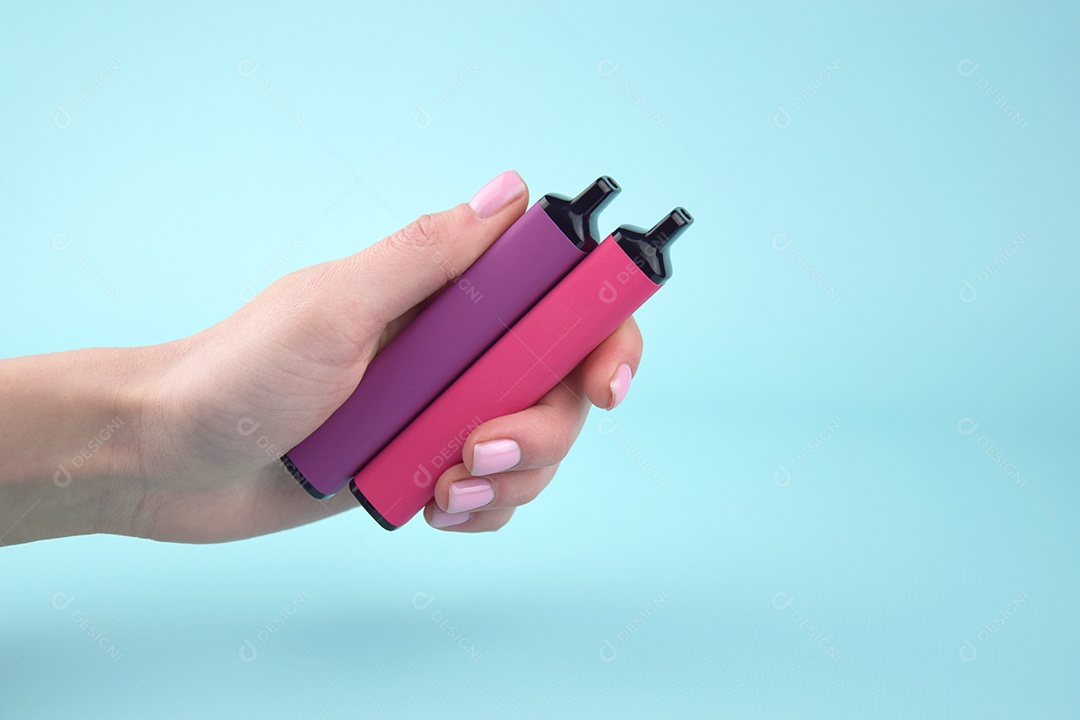Conjunto de cigarros eletrônicos descartável sobre fundo azul