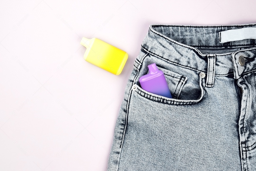 Bolso de jeans com cigarro eletrônico sobre fundo claro