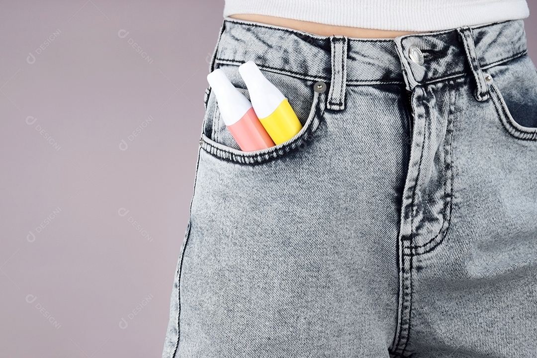 Bolso de jeans com cigarro eletrônico sobre fundo claro