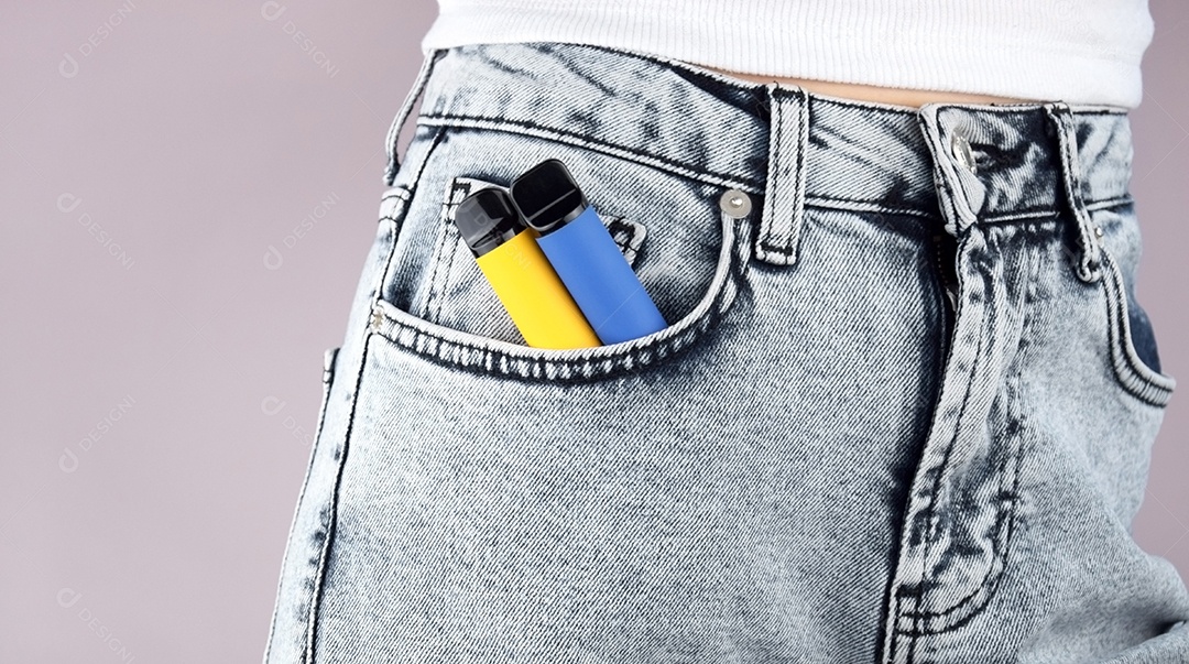 Bolso de jeans com cigarro eletrônico sobre fundo claro