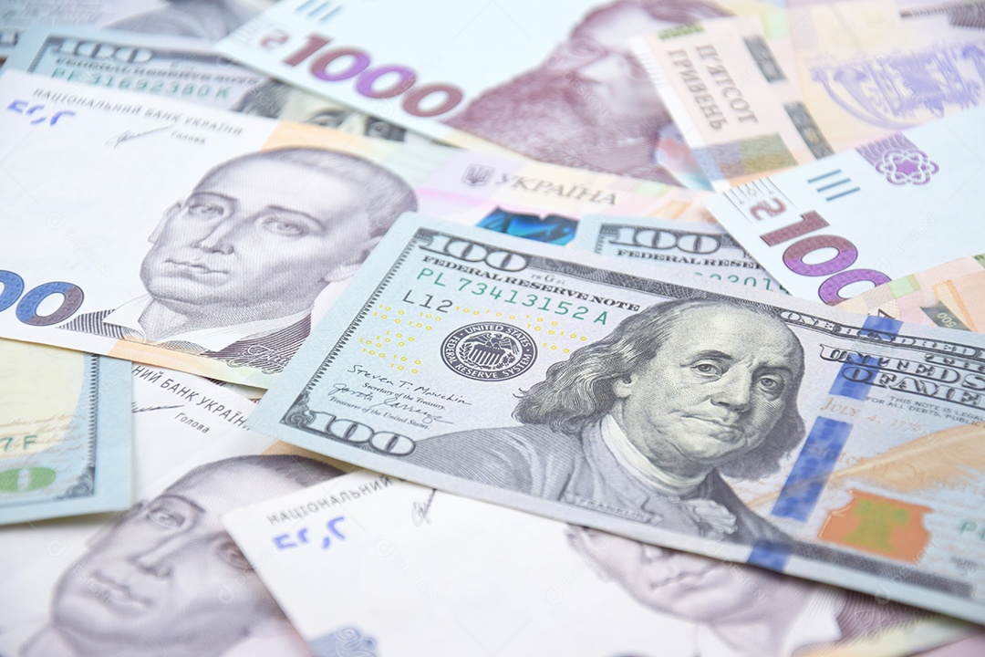 Dólares americanos e hryvnia ucraniana ajuda americana à Ucrânia na guerra