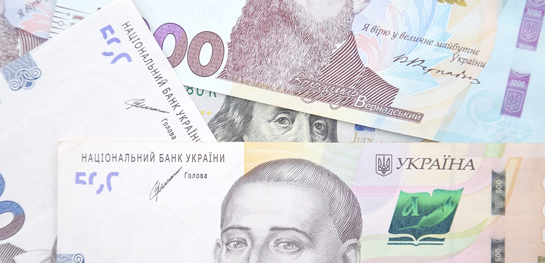 Dólares americanos e hryvnia ucraniana ajuda americana à Ucrânia na guerra