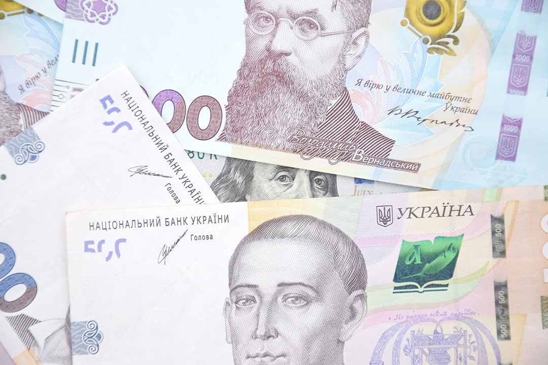 Dólares americanos e hryvnia ucraniana ajuda americana à Ucrânia na guerra