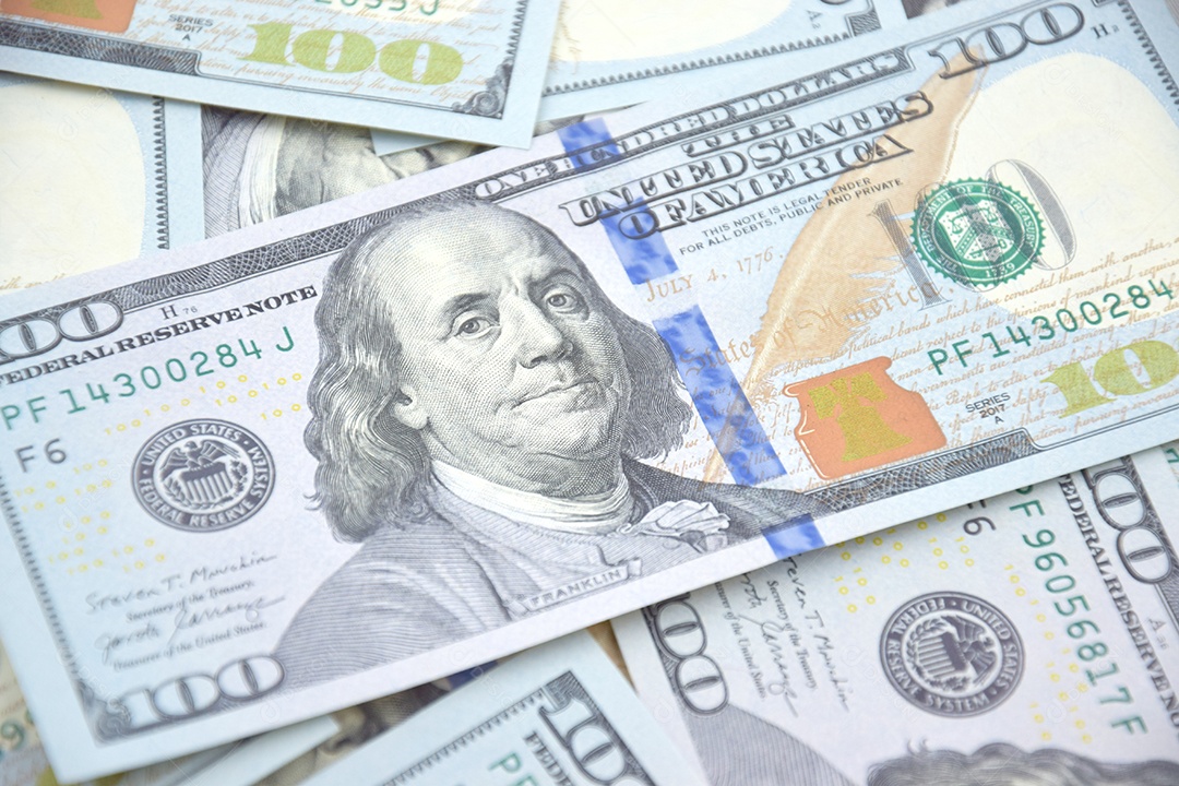 Dólares americanos e hryvnia ucraniana ajuda americana à Ucrânia na guerra