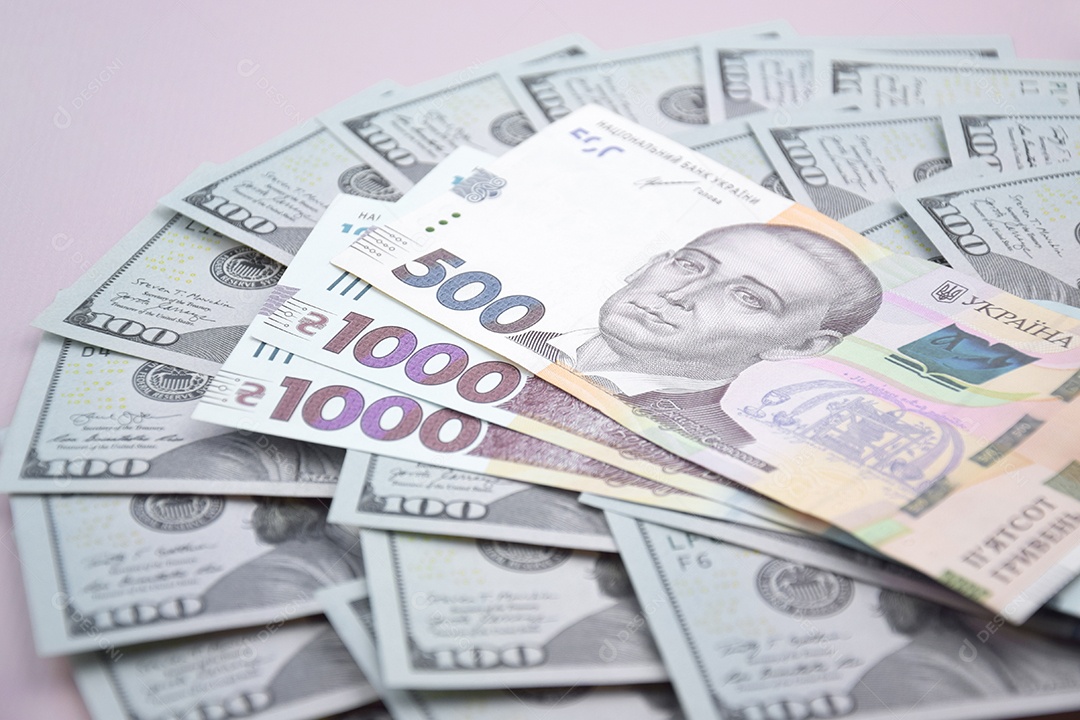 Dólares americanos e hryvnia ucraniana ajuda americana à Ucrânia na guerra