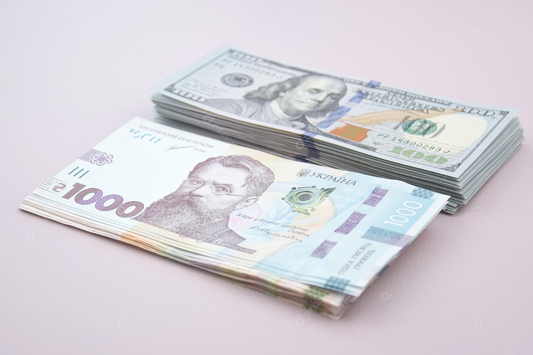 Dólares americanos e hryvnia ucraniana ajuda americana à Ucrânia na guerra