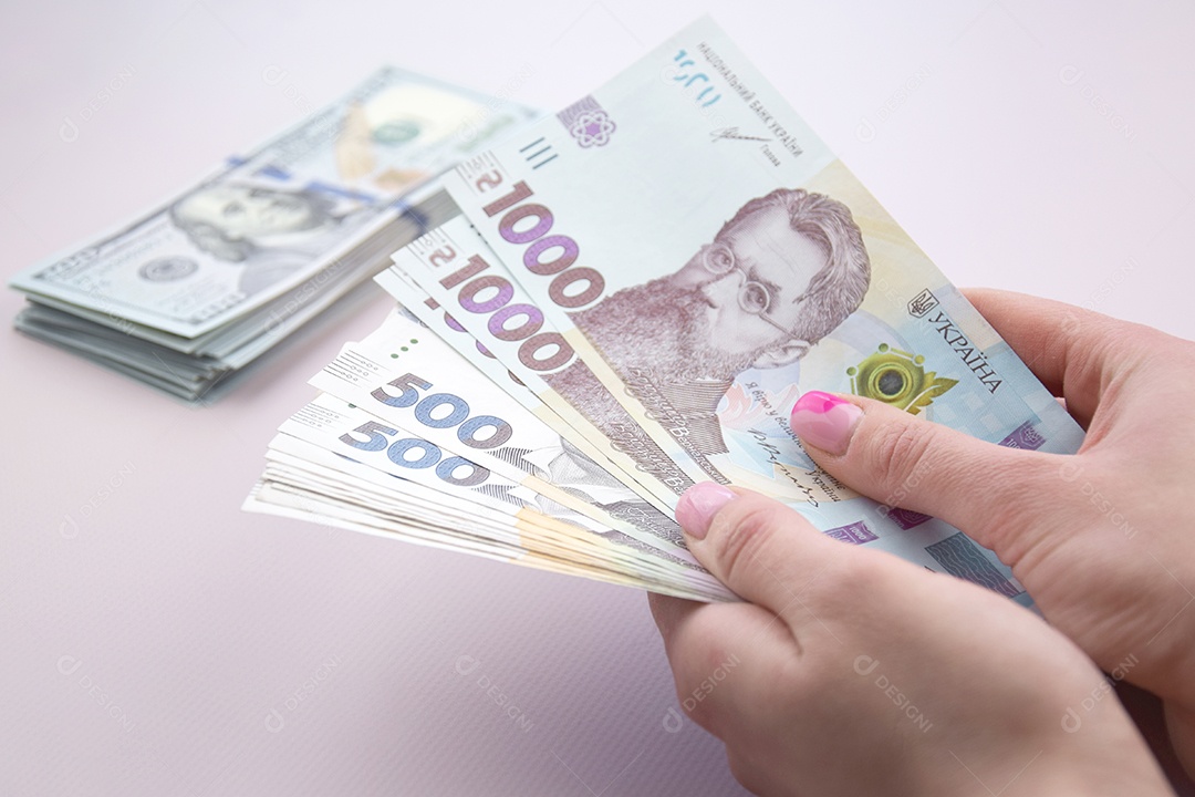 Dólares americanos e hryvnia ucraniana