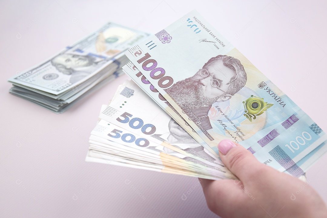 Dólares americanos e hryvnia ucraniana