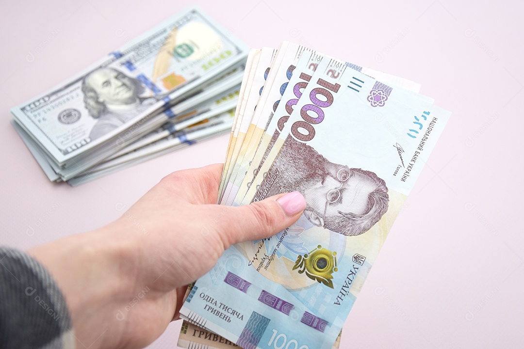 Dólares americanos e hryvnia ucraniana