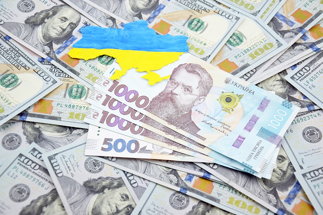Dólares americanos e hryvnia ucraniana sobre fundo azul e amarelo