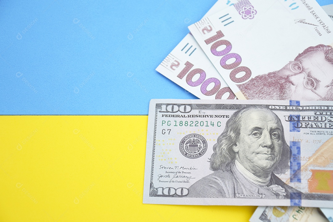 Dólares americanos e hryvnia ucraniana