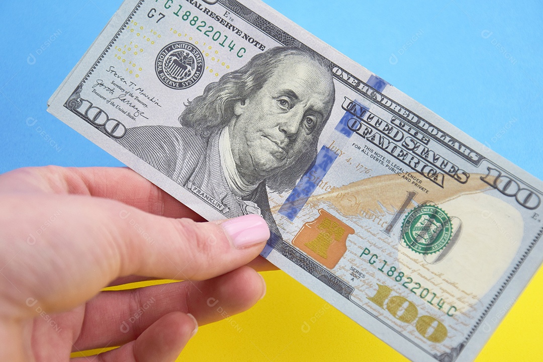 Dólares americanos e hryvnia ucraniana