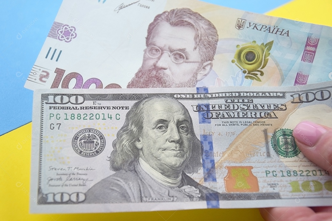 Dólares americanos e hryvnia ucraniana