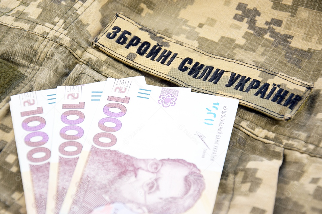 Hryvnia no contexto de um pixel militar com a inscrição das forças armadas da Ucrânia