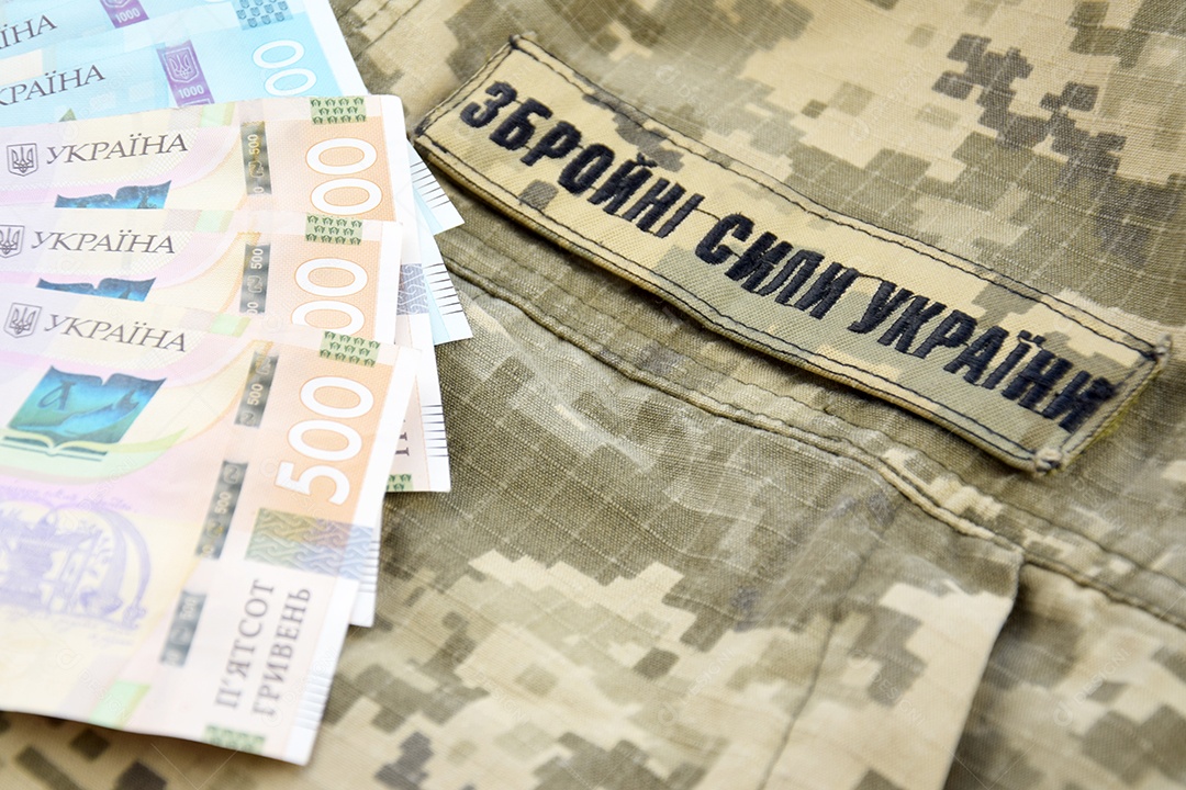 Hryvnia no contexto de um pixel militar com a inscrição das forças armadas da Ucrânia