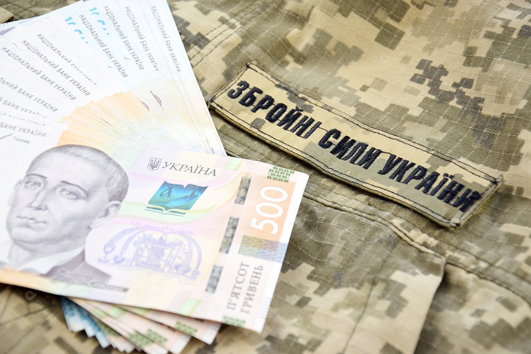 Hryvnia no contexto de um pixel militar com a inscrição das forças armadas da Ucrânia