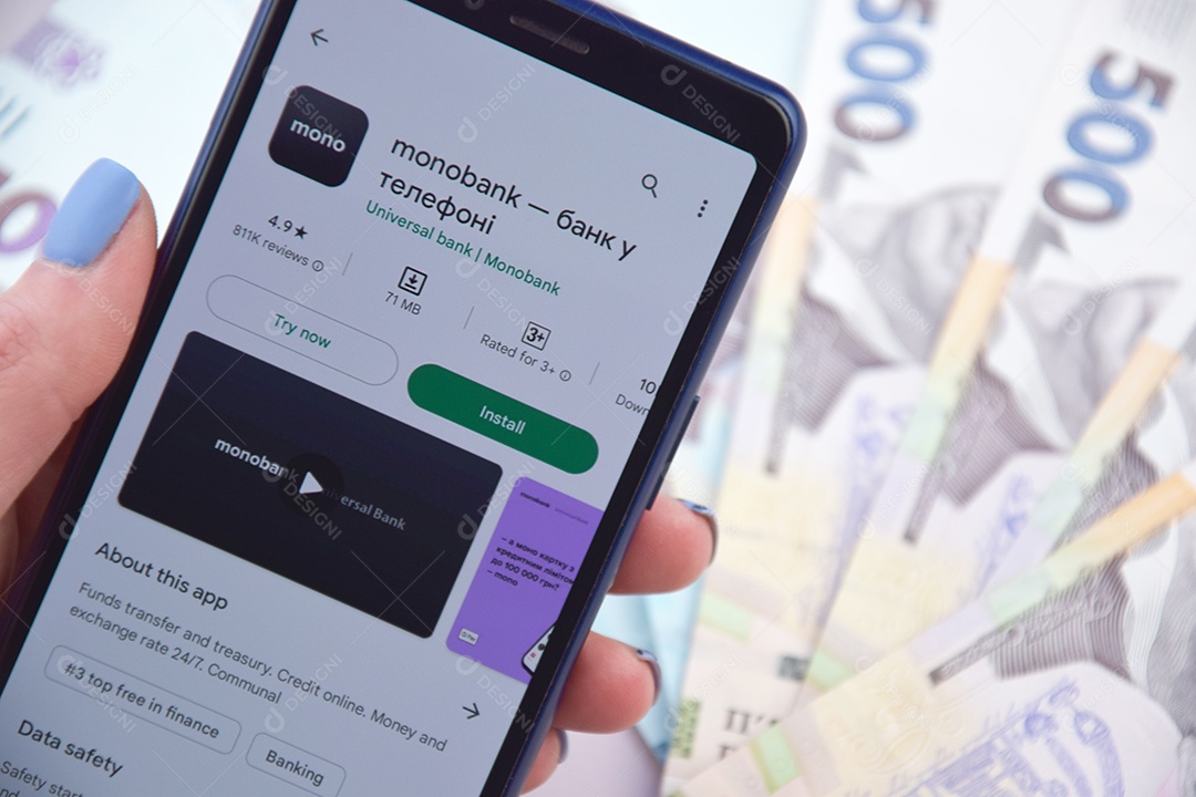 Aplicativo de banco móvel Monobank na tela do celular sobre notas de dólar americano