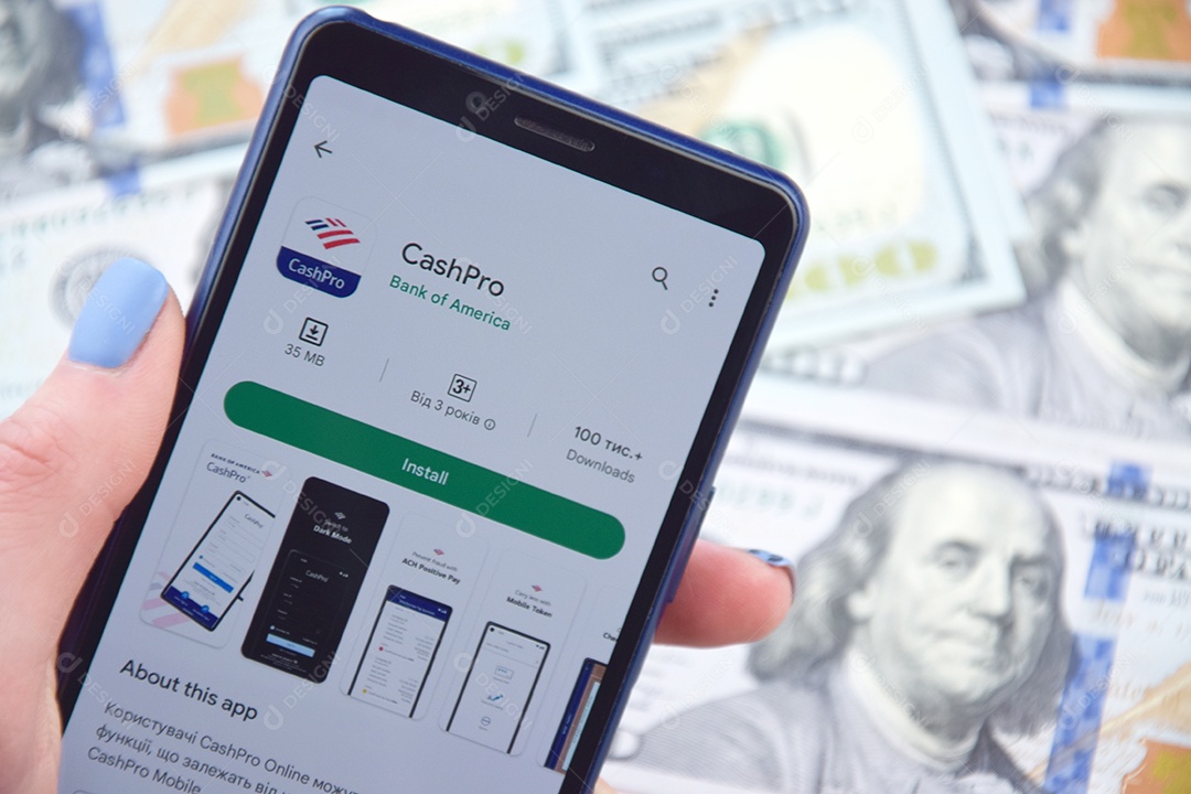 Aplicativo de banco móvel CashPro na tela do celular sobre notas de dólar americano