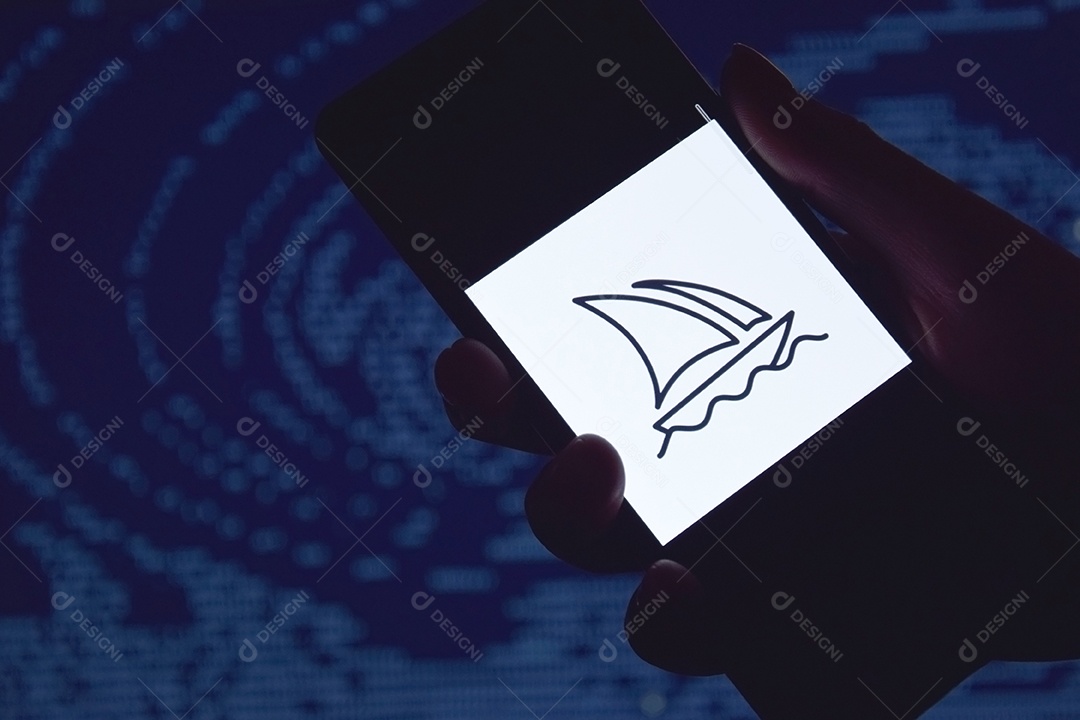 Mão feminina segurando um telefone com o site Midjourney na tela