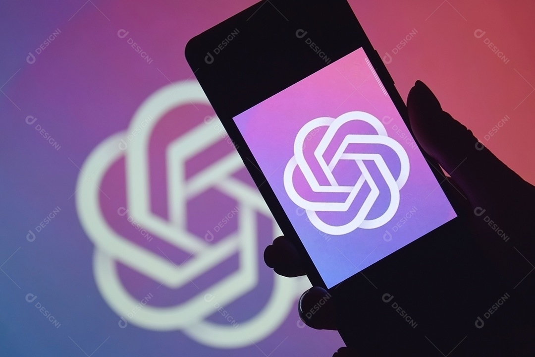 A mão feminina segura o telefone com o logotipo Chat GPT contra o fundo da tela do monitor