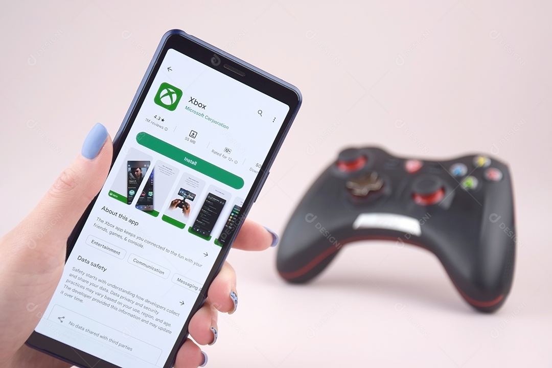 Celular com logotipo da plataforma de distribuição de videogame Xbox