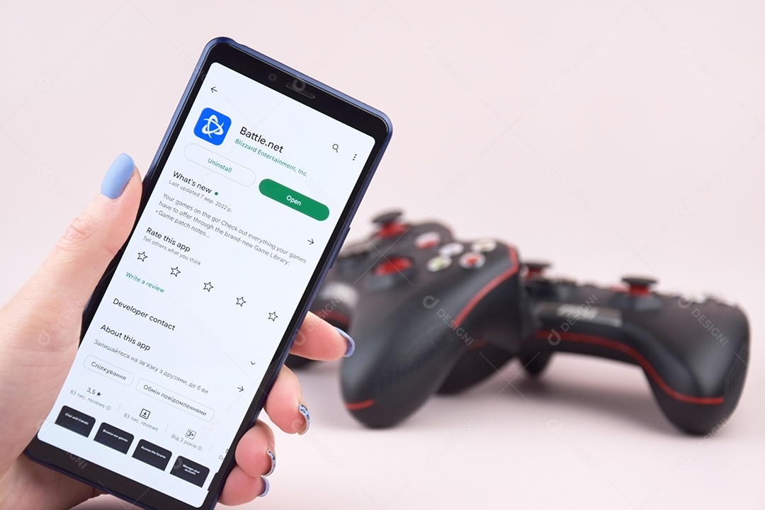 Celular com o logotipo da plataforma de distribuição de videogame Battle