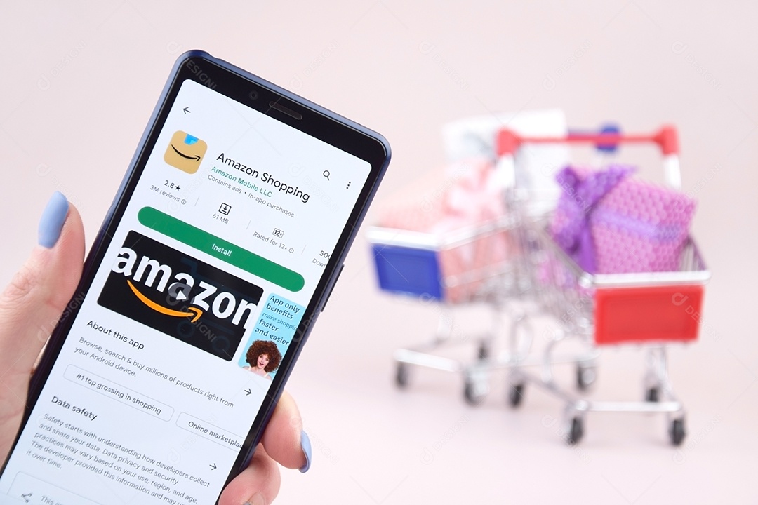 Carro de compra com celular aplicativo Amazon e carrinho de compra