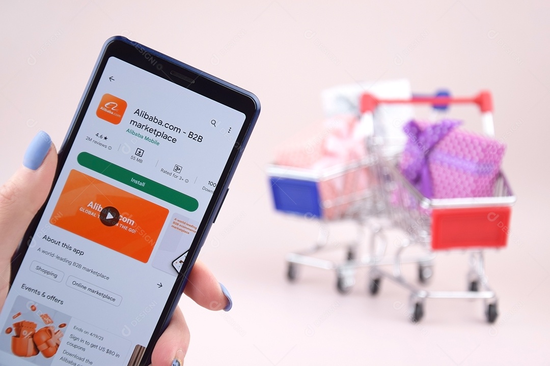 Carro de compra com celular e na tela aplicativo Alibaba
