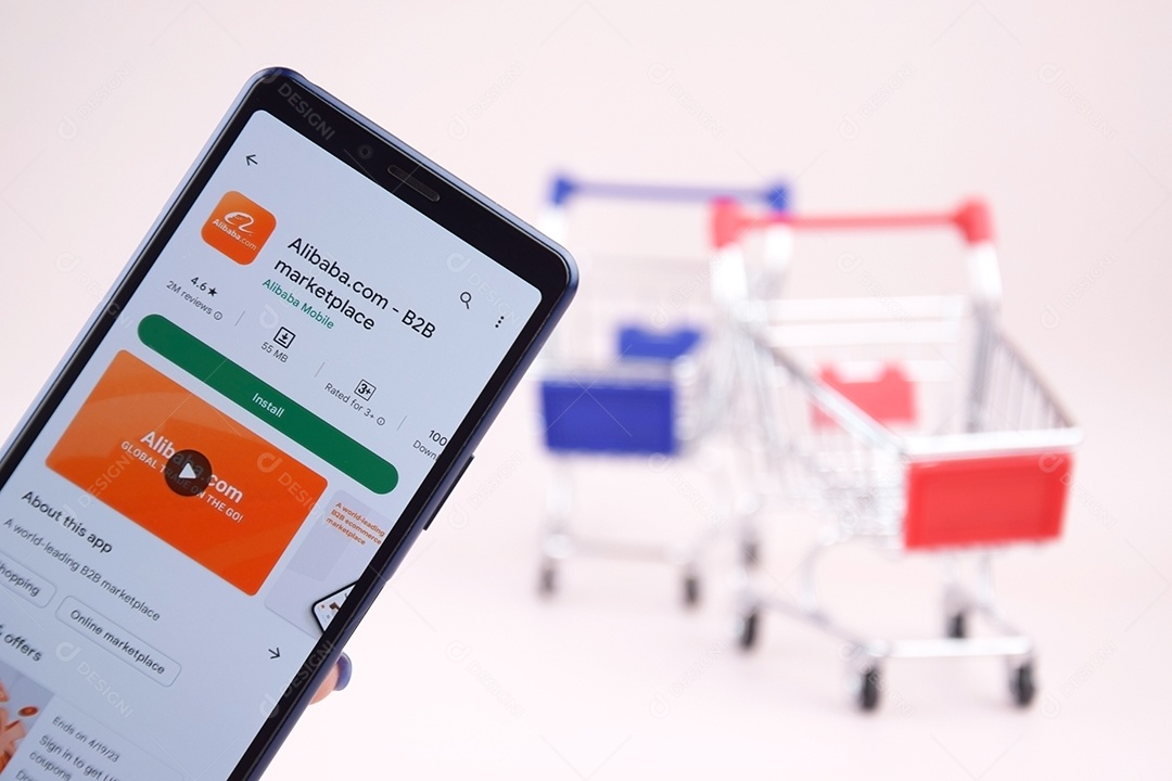 Carro de compras com um smartphone abriu o logotipo do Aliexpress