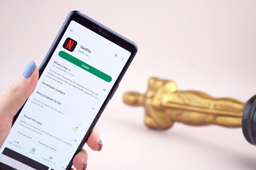 Telefone com logotipo do estúdio Netflix figura do Oscar