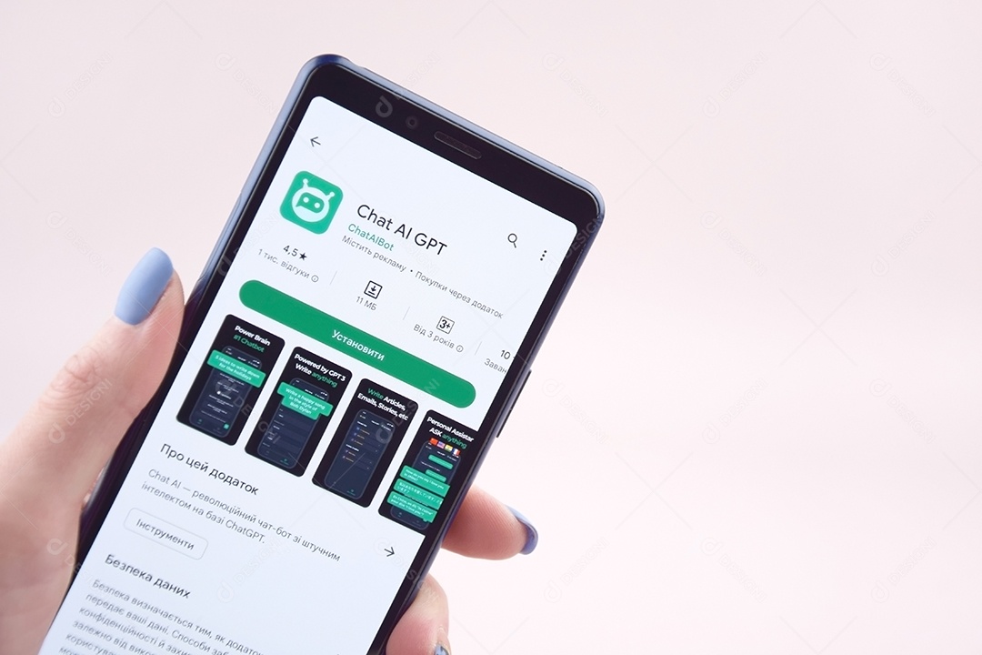 A mão feminina segura o telefone com o logotipo Chat GPT