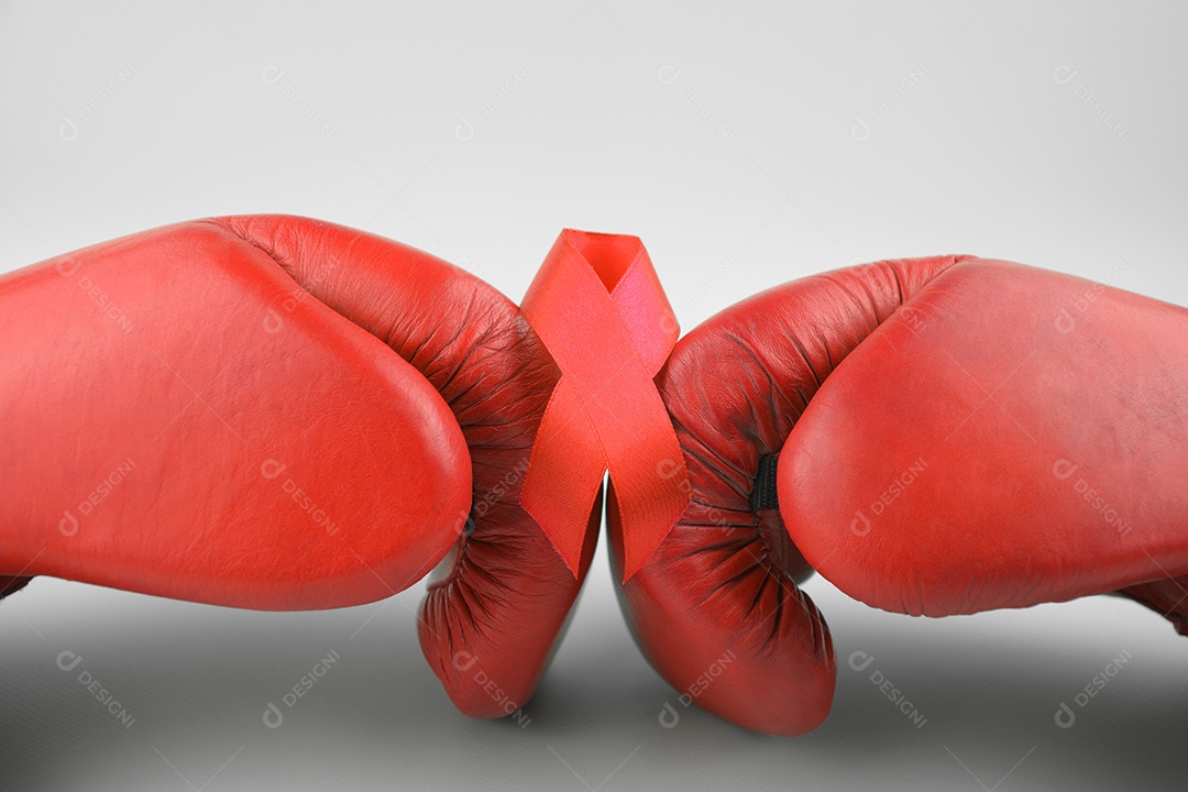 Luva de box e fita vermelha conscientização para HIV sobre fundo branco