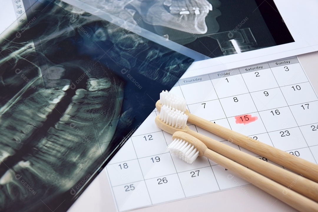Escovas de dentes calendário e raio x