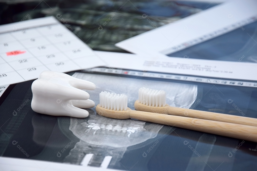 Instantâneo panorâmico da mandíbula do dente do paciente e três escovas de dente