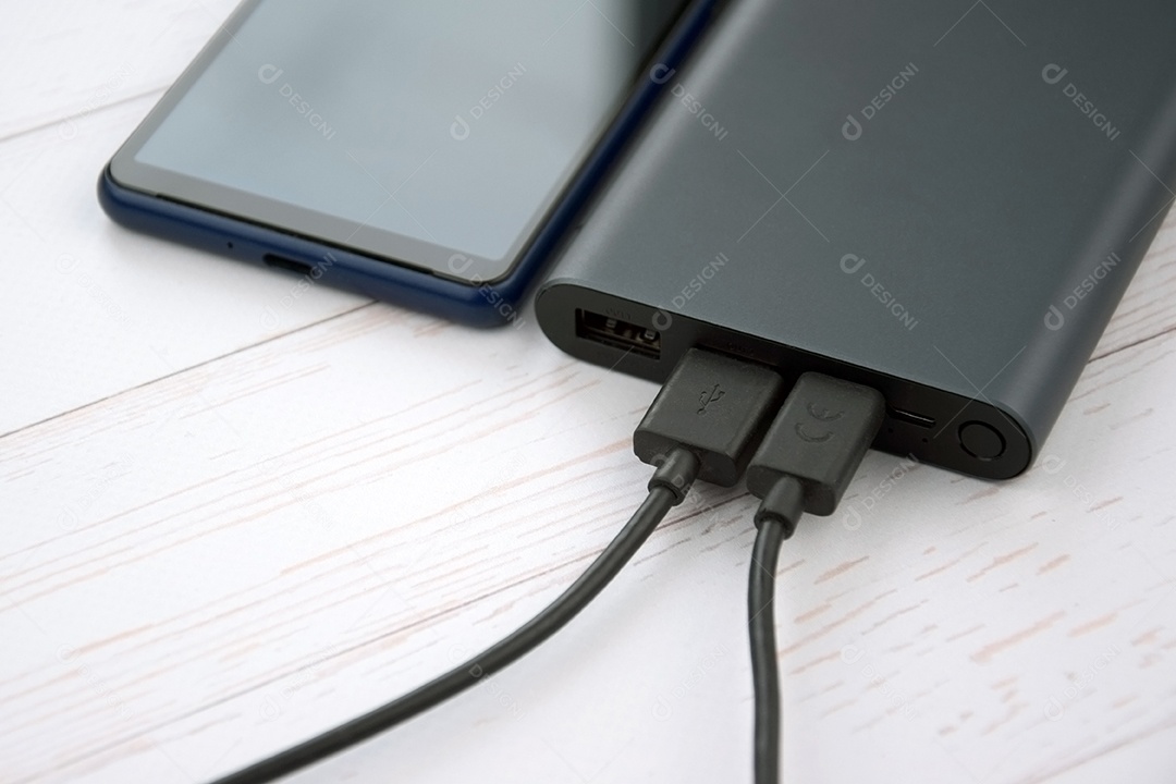 Carregador de smartphone preto com banco de potência com celular