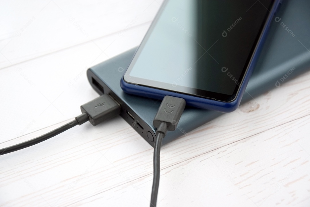 Carregador de smartphone preto com banco de potência