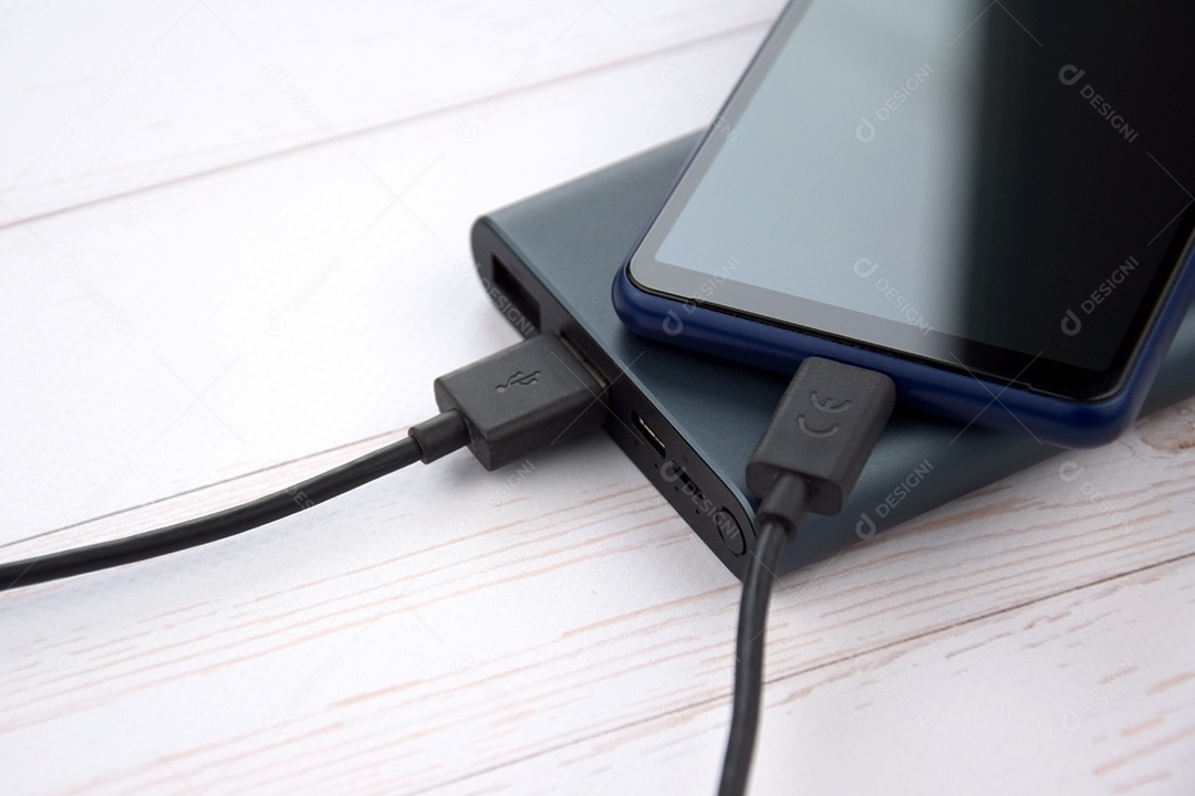 Carregador de smartphone preto com banco de potência