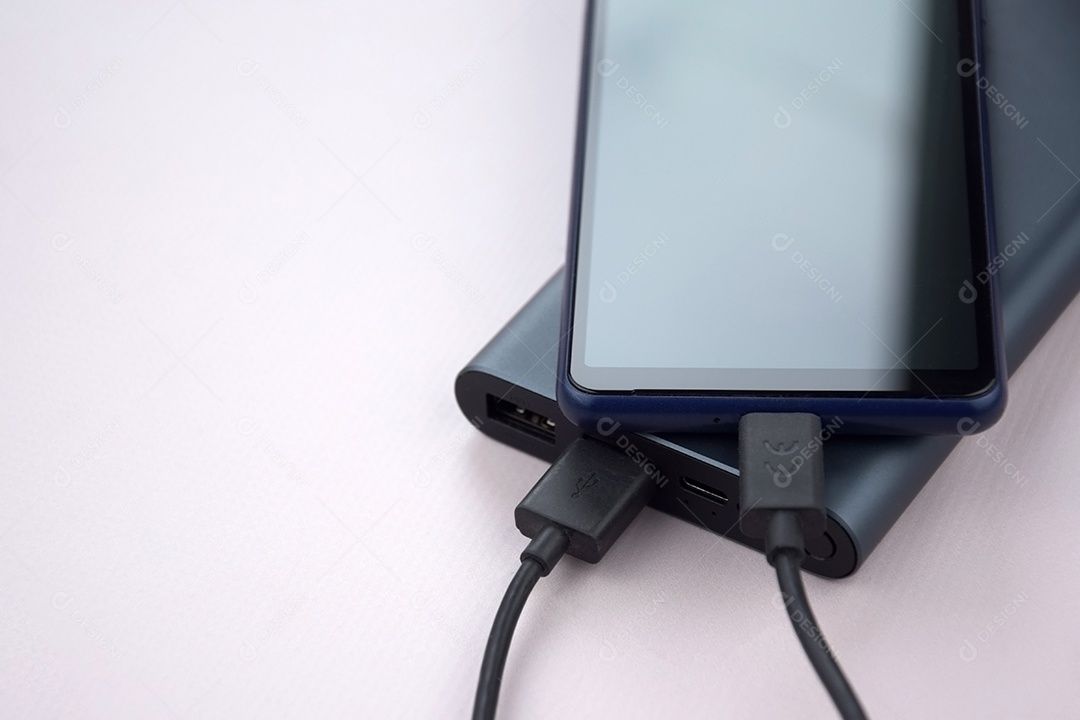 Carregador de smartphone preto com banco de potência com celular