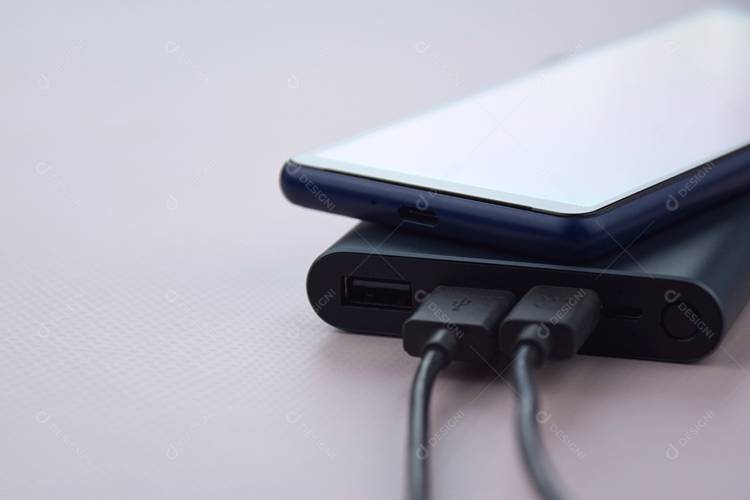 Carregador de smartphone preto com banco de potência