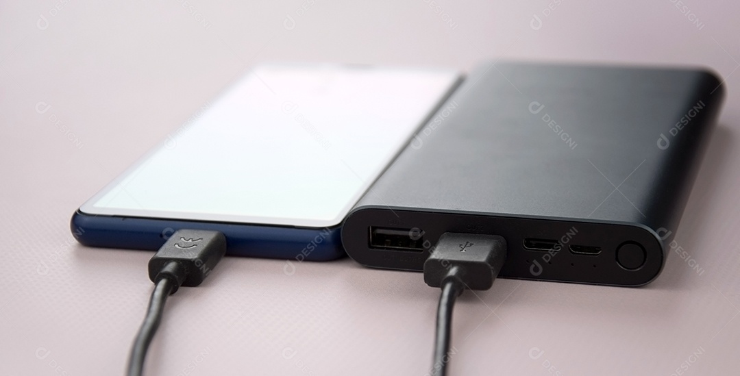 Carregador de smartphone preto com banco de potência com celular