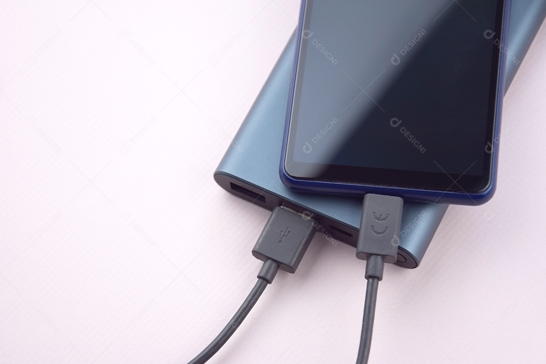 Carregador de smartphone preto com banco de potência